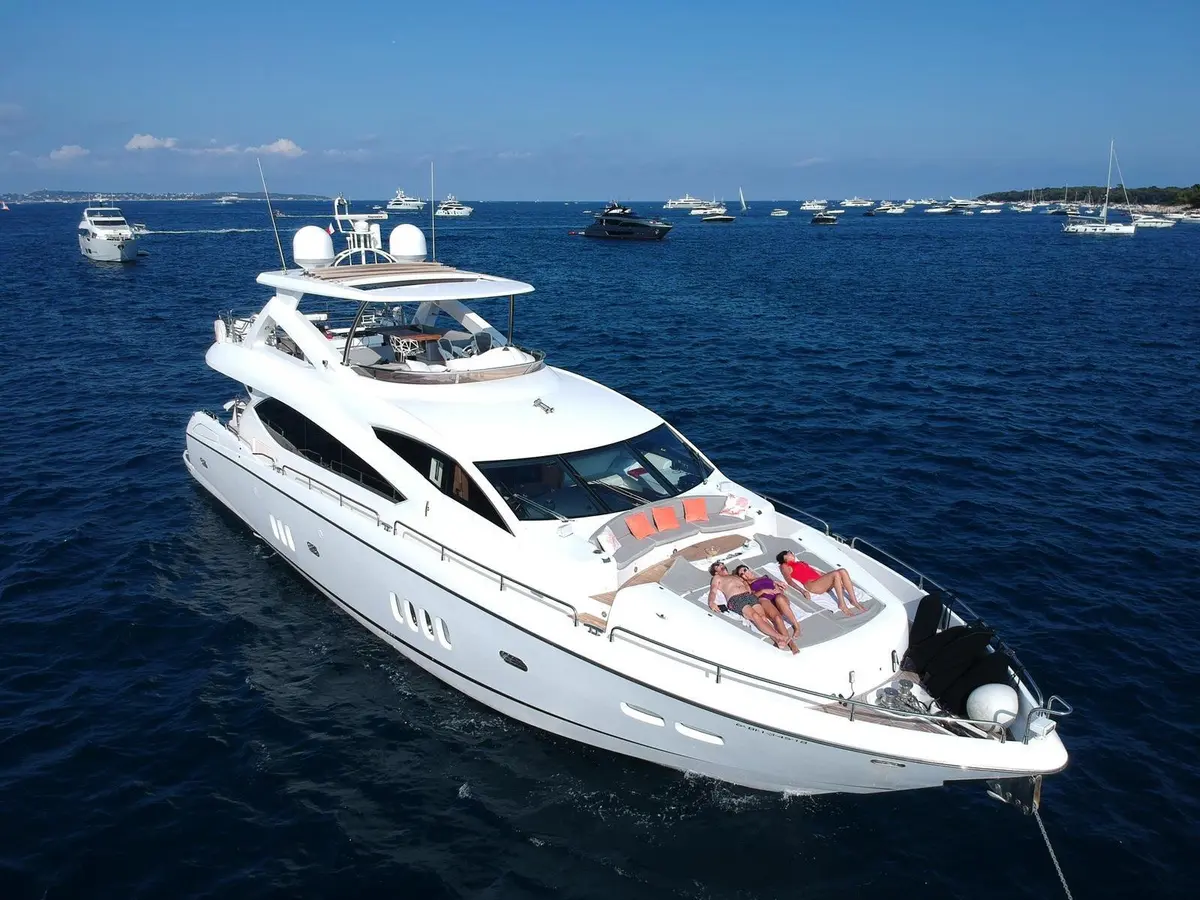 Sunseeker 88, exterior — Alquiler De Yates Barcelona, Barcelona. Estilo deportivo para días de sol en la costa
