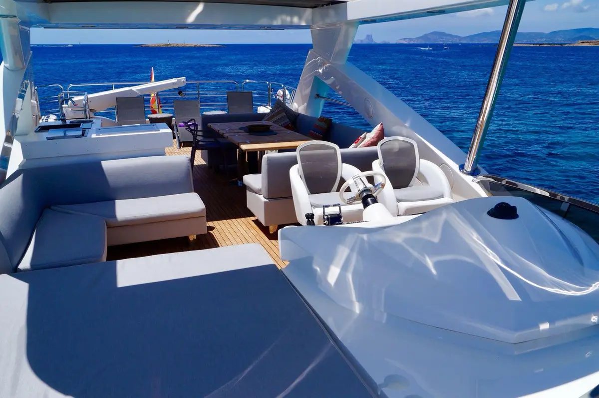 Sunseeker 88, cubierta de popa — Alquiler De Yates Barcelona, Barcelona. Estilo deportivo para días de sol en la costa
