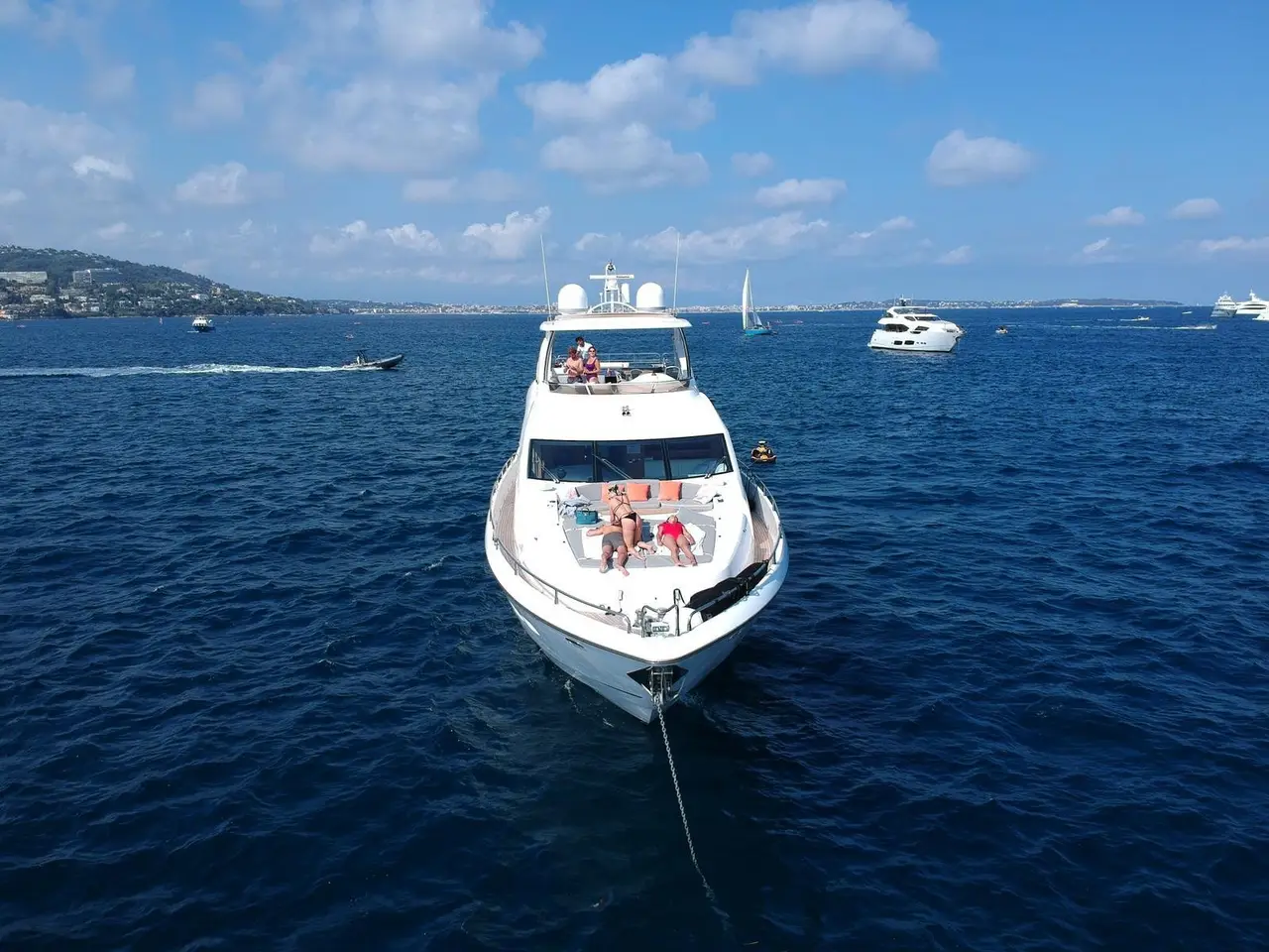Sunseeker 88, salón — Alquiler De Yates Barcelona, Barcelona. Estilo deportivo para días de sol en la costa