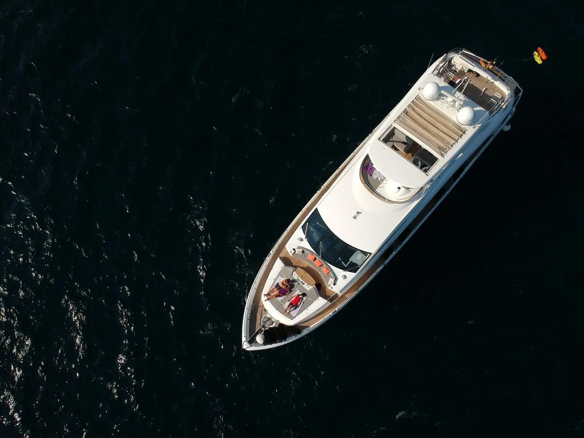 Sunseeker 88, camarote principal — Alquiler De Yates Barcelona, Barcelona. Estilo deportivo para días de sol en la costa