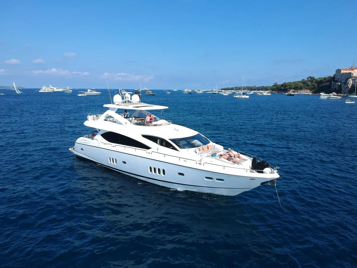 Sunseeker 88, flybridge — Alquiler De Yates Barcelona, Barcelona. Estilo deportivo para días de sol en la costa