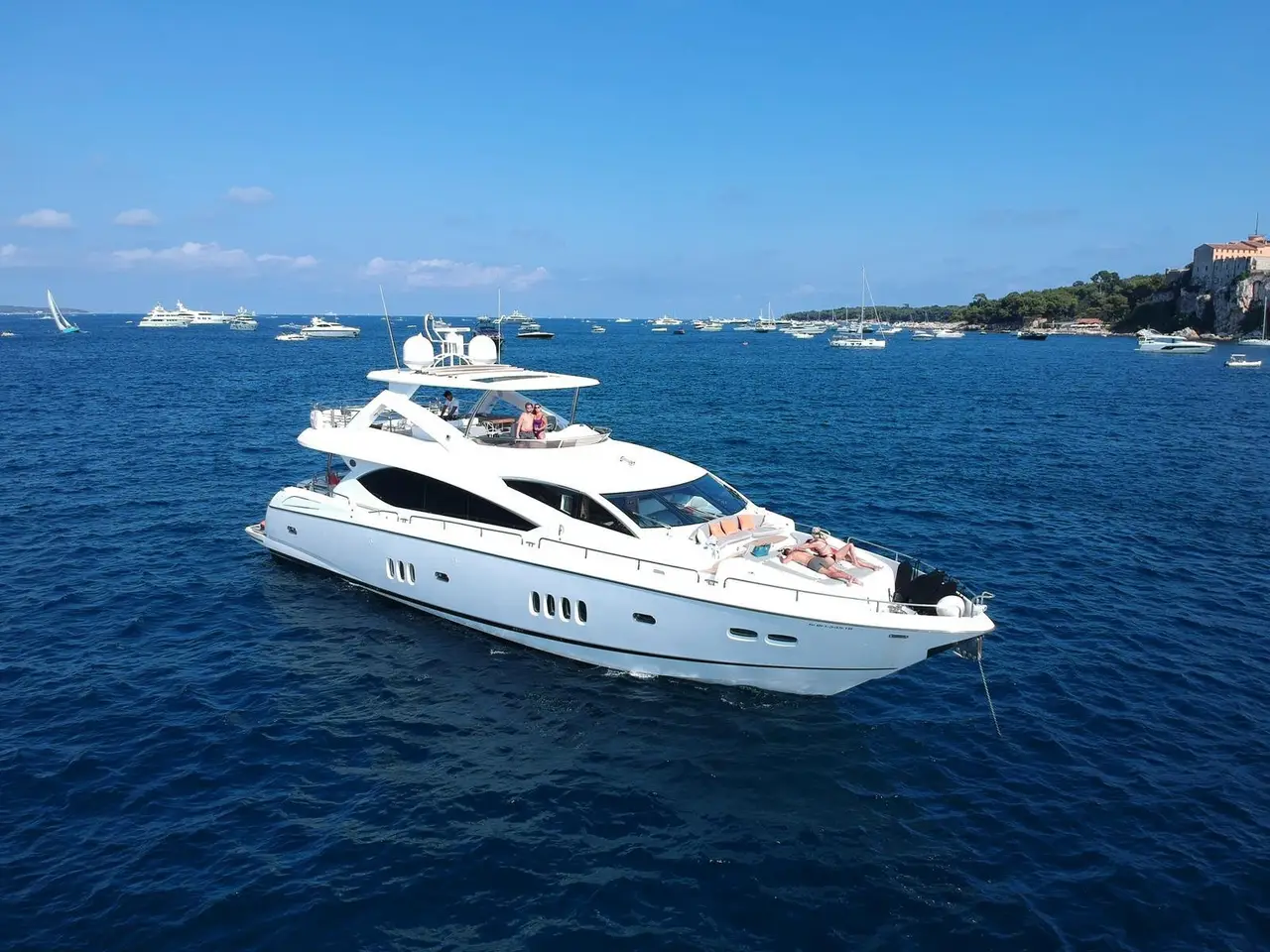 Sunseeker 88, flybridge — Alquiler De Yates Barcelona, Barcelona. Estilo deportivo para días de sol en la costa