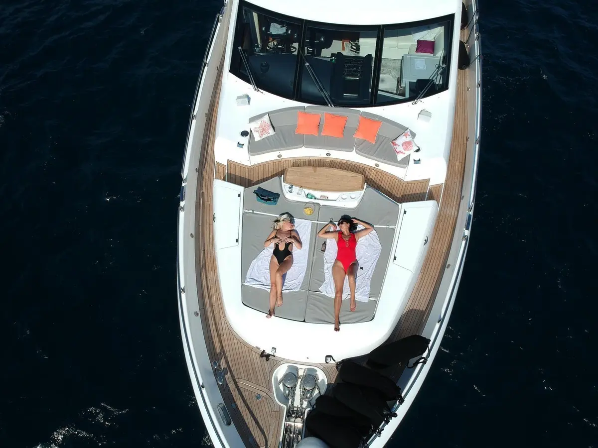 Sunseeker 88, exterior — Alquiler De Yates Barcelona, Barcelona. Estilo deportivo para días de sol en la costa