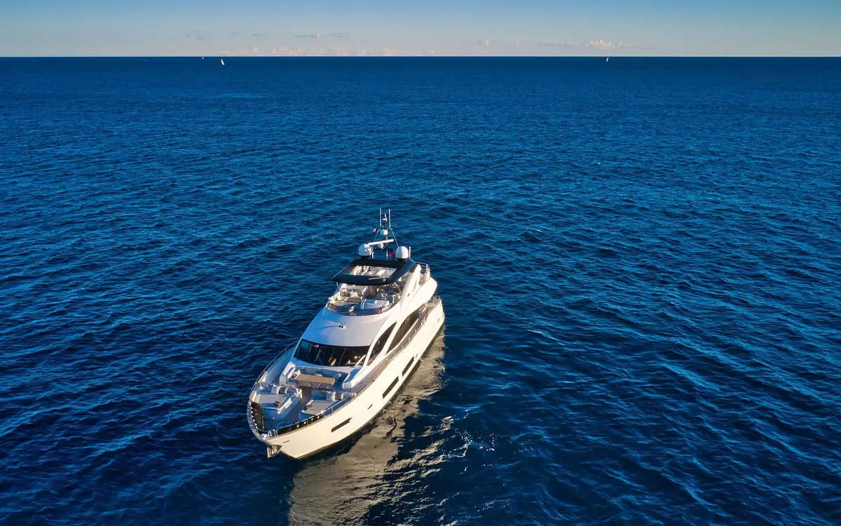 Sunseeker 90, cubierta de popa — Alquiler De Yates Barcelona, Barcelona. Veintiocho metros de mar abierto rumbo a Sitges