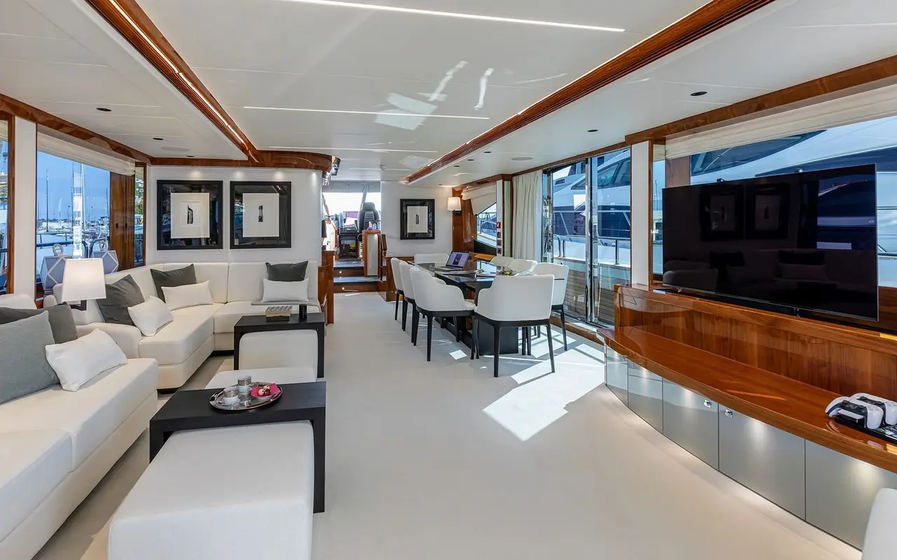 Sunseeker 90, salón — Alquiler De Yates Barcelona, Barcelona. Veintiocho metros de mar abierto rumbo a Sitges