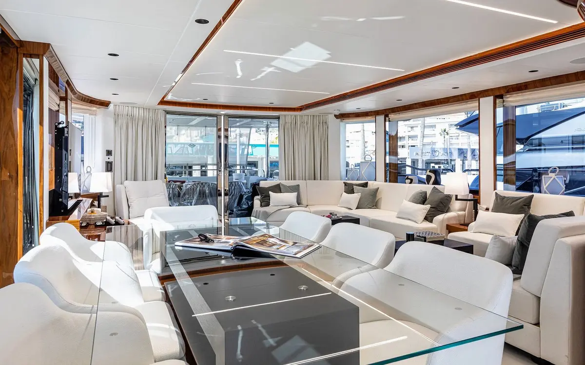 Sunseeker 90, camarote principal — Alquiler De Yates Barcelona, Barcelona. Veintiocho metros de mar abierto rumbo a Sitges