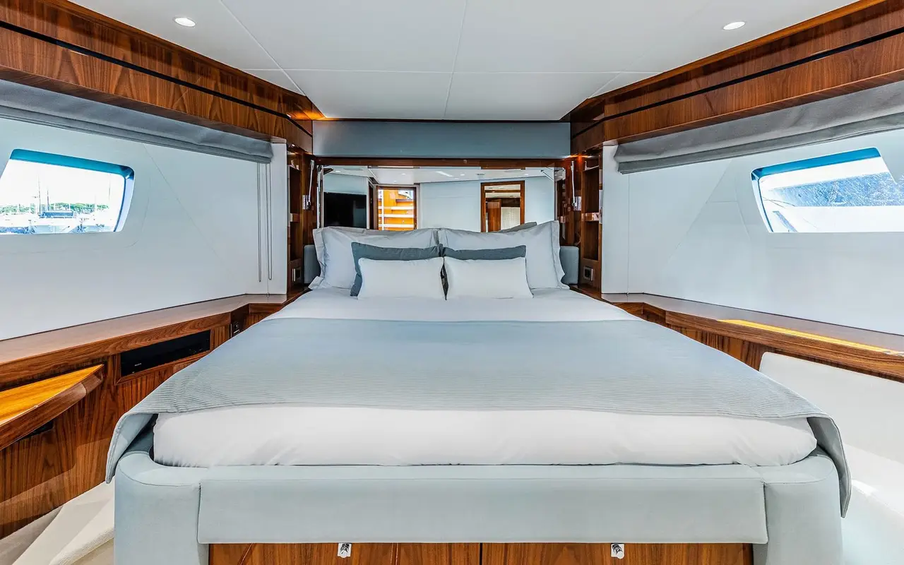 Sunseeker 90, flybridge — Alquiler De Yates Barcelona, Barcelona. Veintiocho metros de mar abierto rumbo a Sitges