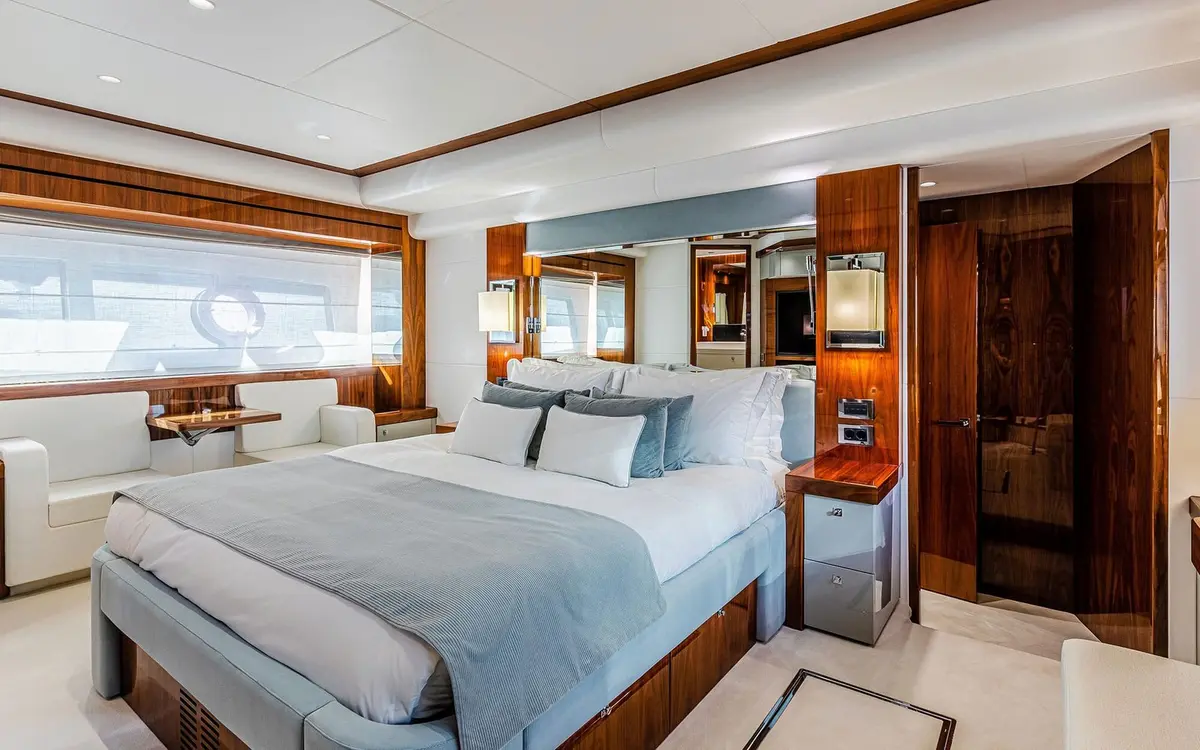 Sunseeker 90, exterior — Alquiler De Yates Barcelona, Barcelona. Veintiocho metros de mar abierto rumbo a Sitges
