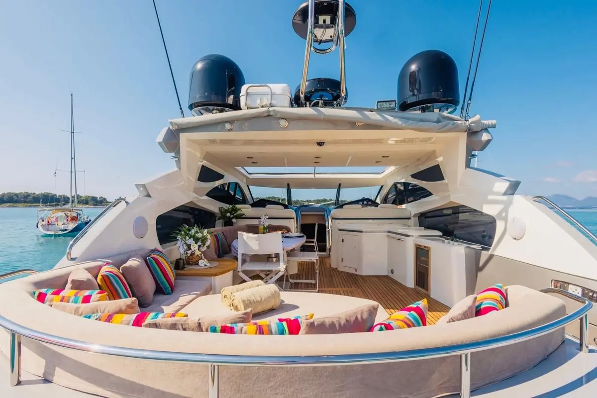 Sunseeker Predator 68, cubierta principal — Alquiler De Yates Barcelona, Barcelona. Velocidad ágil para días de costa en Barcelona