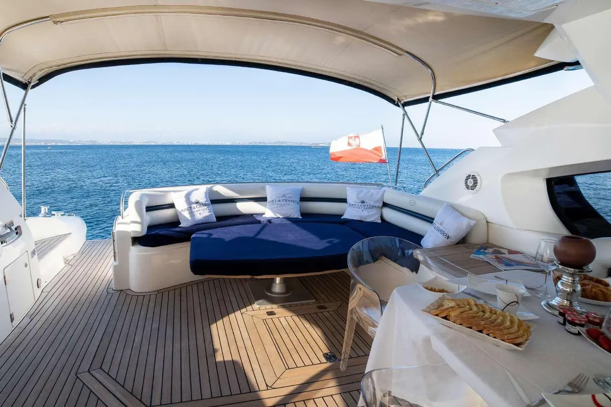 Sunseeker Predator 68, cubierta de popa — Alquiler De Yates Barcelona, Barcelona. Velocidad ágil para días de costa en Barcelona