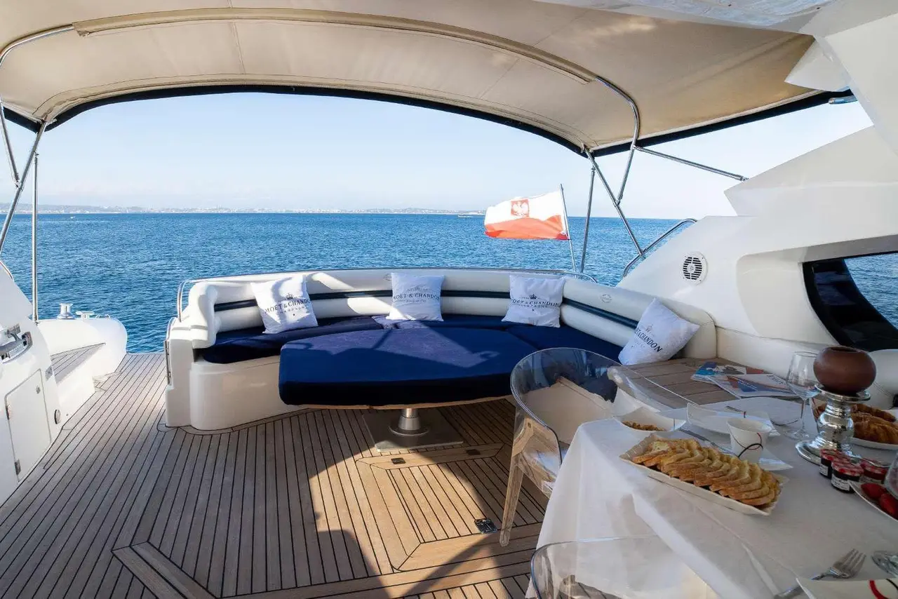Sunseeker Predator 68, cubierta de popa — Alquiler De Yates Barcelona, Barcelona. Velocidad ágil para días de costa en Barcelona