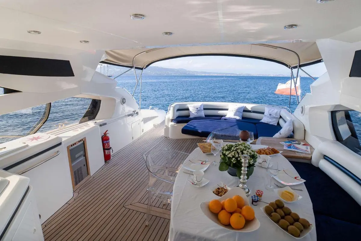 Sunseeker Predator 68, salón — Alquiler De Yates Barcelona, Barcelona. Velocidad ágil para días de costa en Barcelona