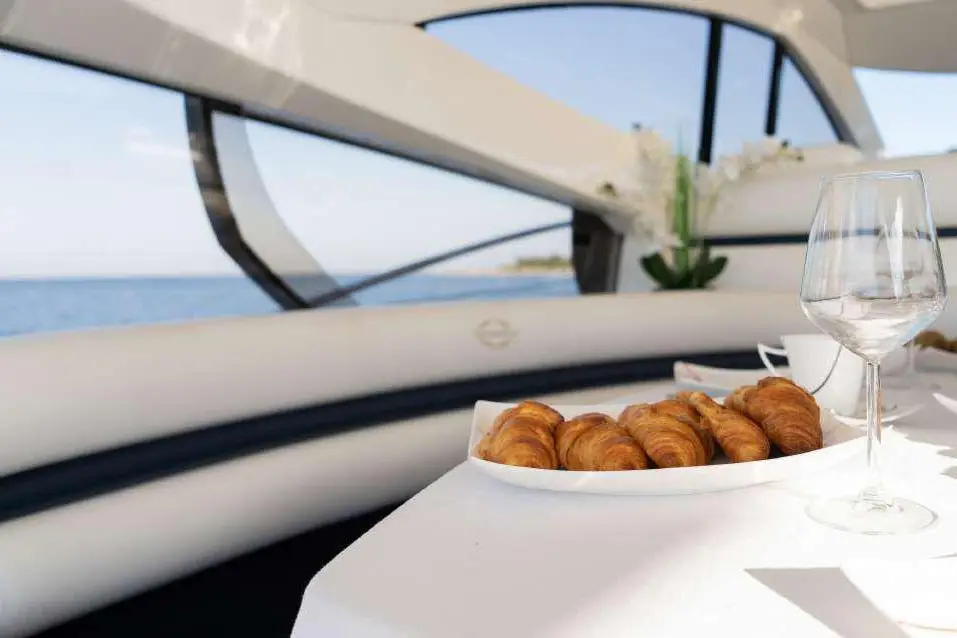 Sunseeker Predator 68, flybridge — Alquiler De Yates Barcelona, Barcelona. Velocidad ágil para días de costa en Barcelona