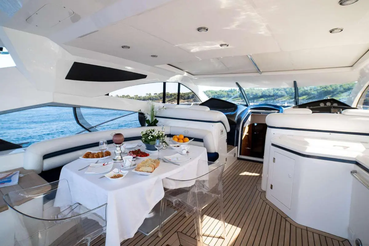Sunseeker Predator 68, exterior — Alquiler De Yates Barcelona, Barcelona. Velocidad ágil para días de costa en Barcelona