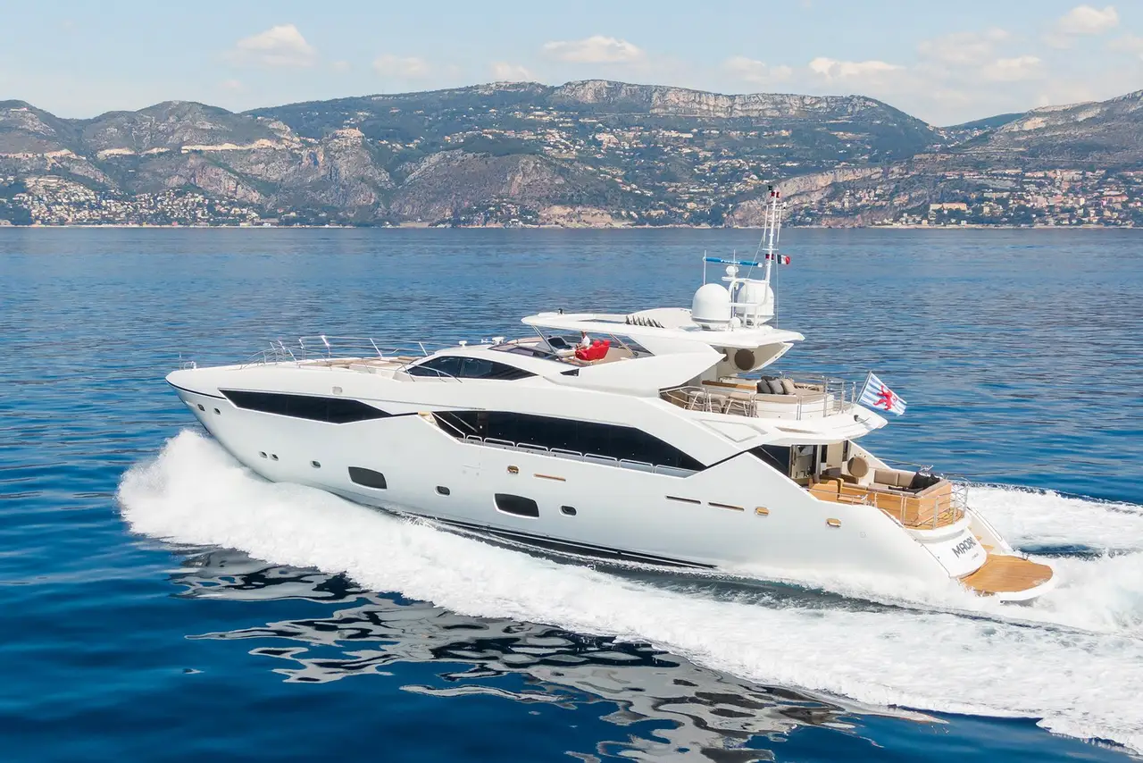Sunseeker 115 — Alquiler De Yates Barcelona, Barcelona. Cubierta abierta y solárium para días en Sitges