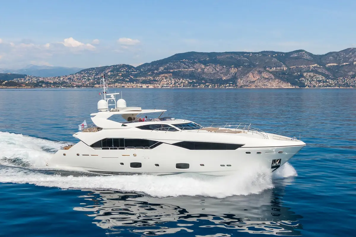 Sunseeker 115, exterior — Alquiler De Yates Barcelona, Barcelona. Cubierta abierta y solárium para días en Sitges