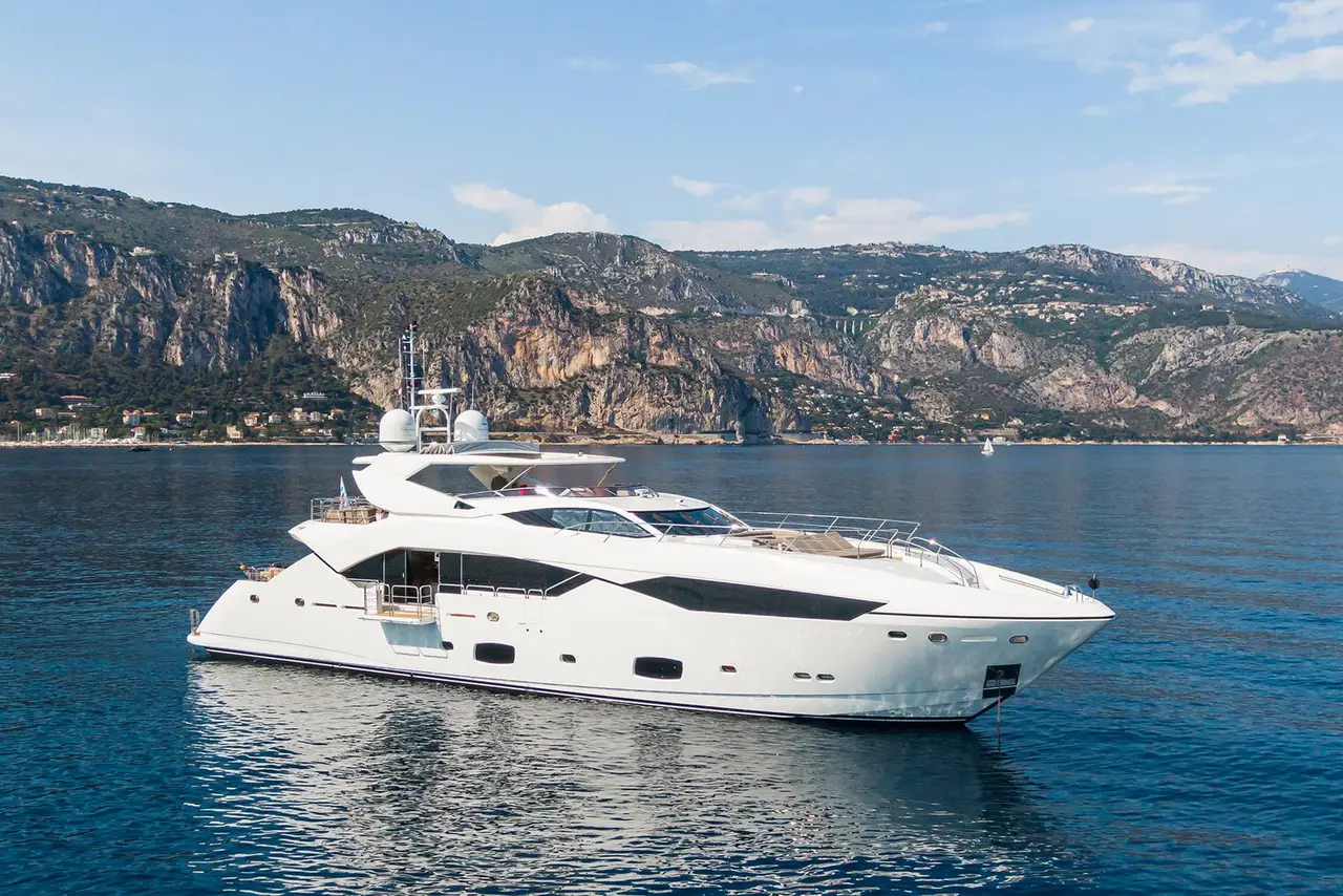 Sunseeker 115, cubierta principal — Alquiler De Yates Barcelona, Barcelona. Cubierta abierta y solárium para días en Sitges