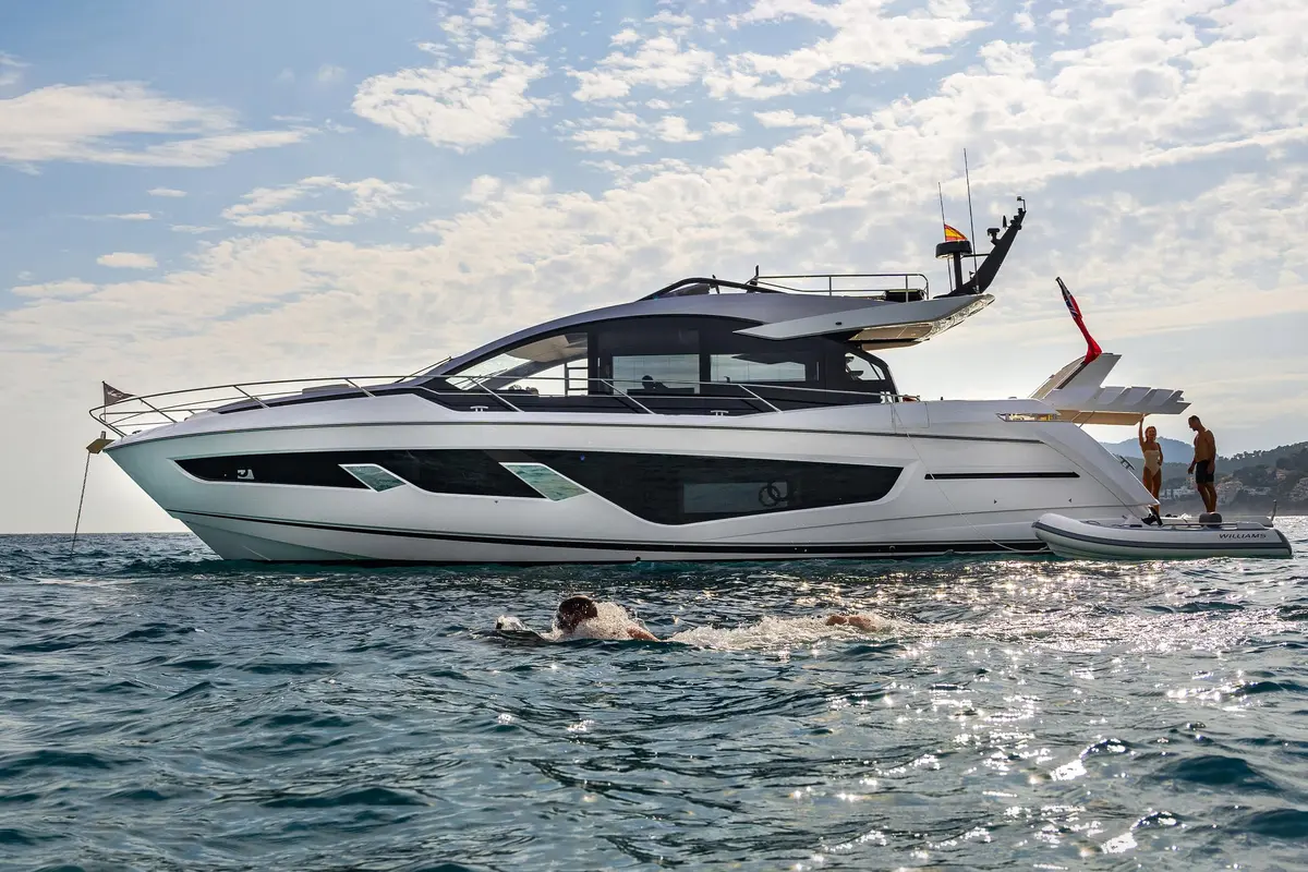 Sunseeker 65 Sport — Alquiler De Yates Barcelona, Barcelona. Velocidad deportiva y mesa exterior camino de Sitges