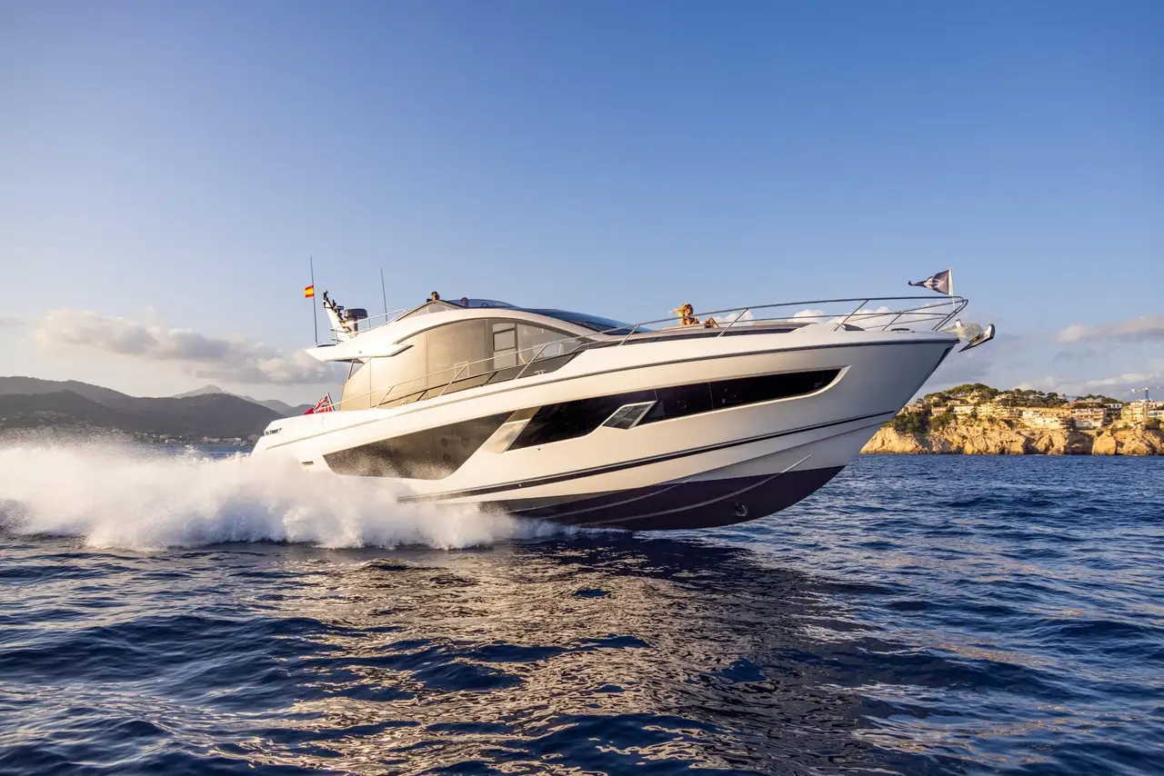 Sunseeker 65 Sport, exterior — Alquiler De Yates Barcelona, Barcelona. Velocidad deportiva y mesa exterior camino de Sitges