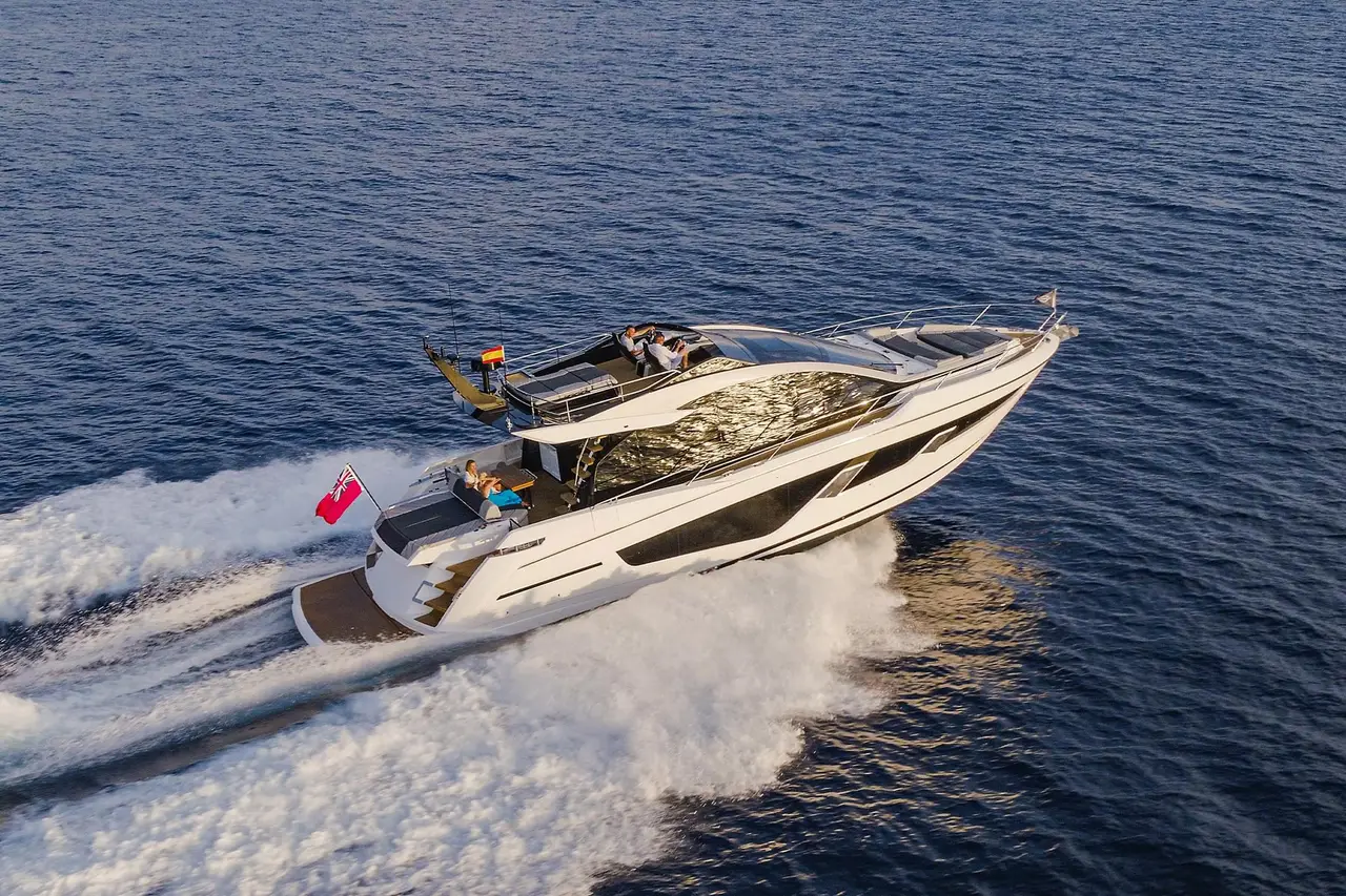 Sunseeker 65 Sport, cubierta principal — Alquiler De Yates Barcelona, Barcelona. Velocidad deportiva y mesa exterior camino de Sitges