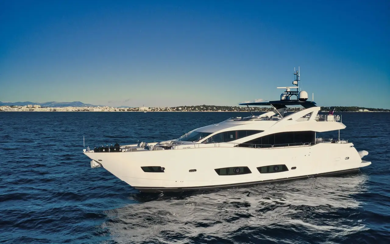 Sunseeker 95, exterior — Alquiler De Yates Barcelona, Barcelona. Cubierta amplia y jacuzzi de proa frente a Sitges