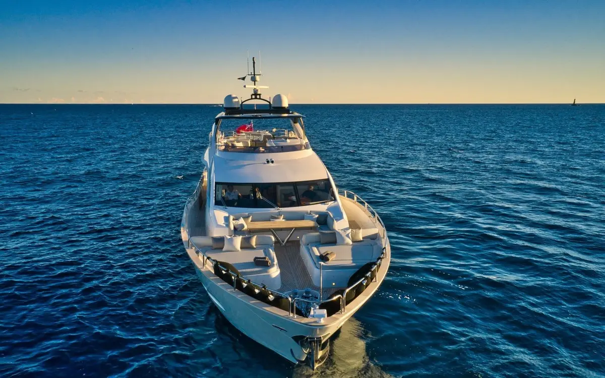 Sunseeker 95, cubierta principal — Alquiler De Yates Barcelona, Barcelona. Cubierta amplia y jacuzzi de proa frente a Sitges