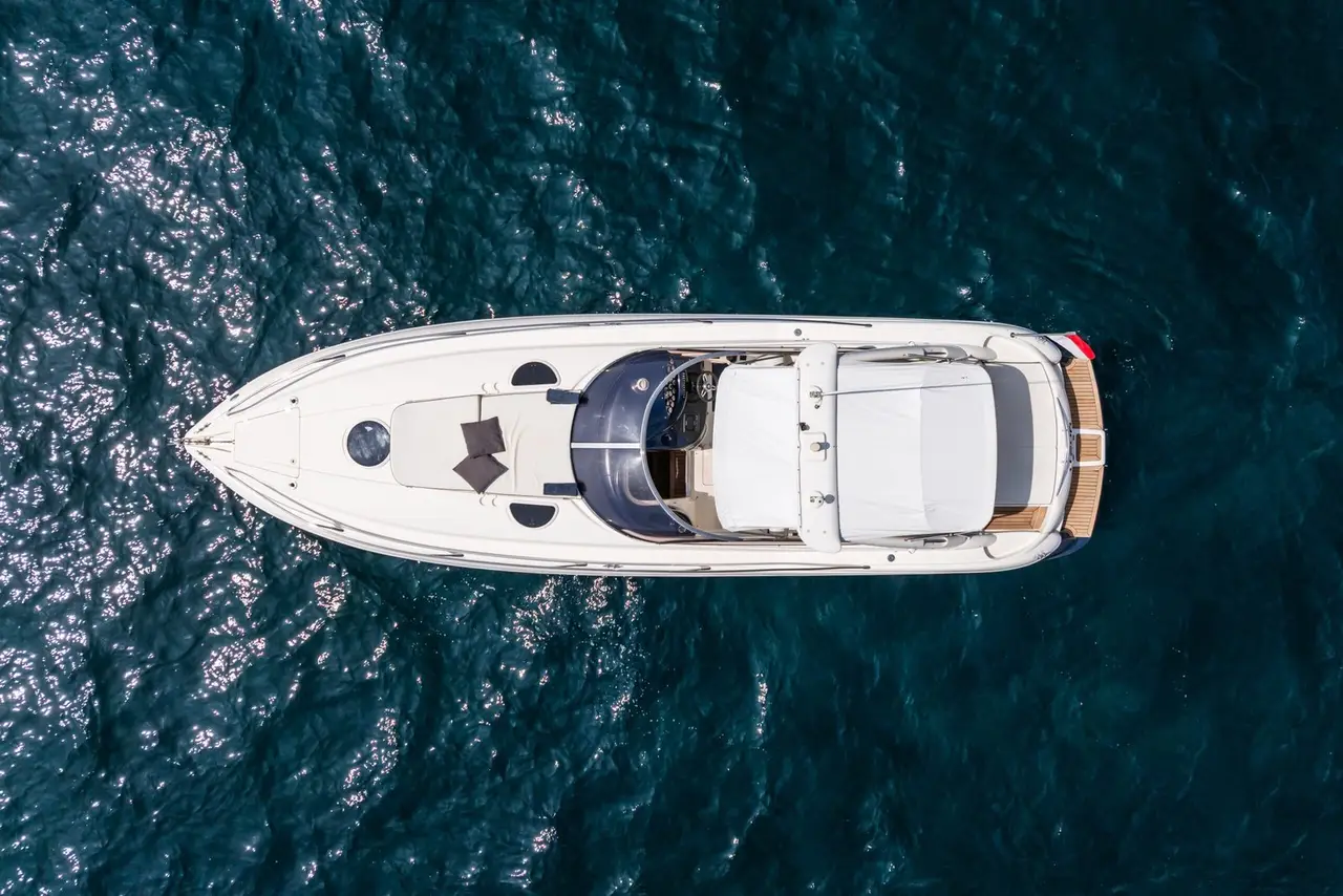 Superhawk 34, exterior — Alquiler De Yates Barcelona, Barcelona. Velocidad ágil para tardes cortas en la bahía