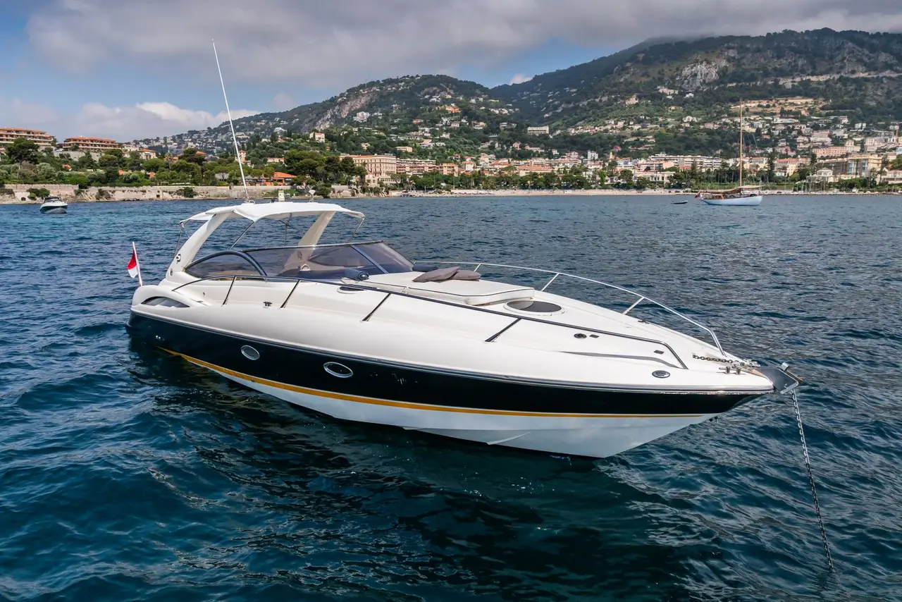 Superhawk 34, salón — Alquiler De Yates Barcelona, Barcelona. Velocidad ágil para tardes cortas en la bahía