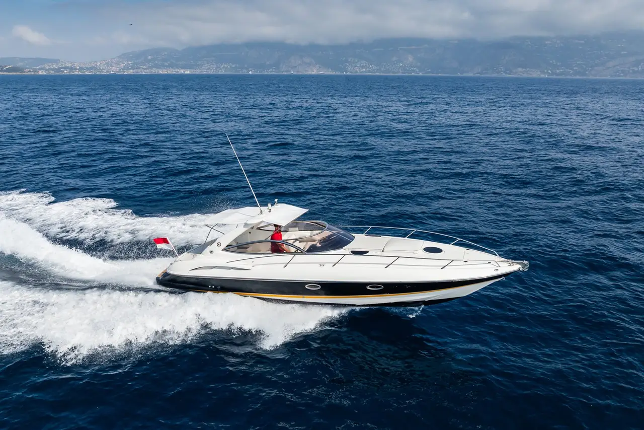 Superhawk 34, camarote principal — Alquiler De Yates Barcelona, Barcelona. Velocidad ágil para tardes cortas en la bahía