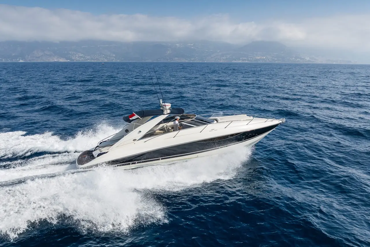 Superhawk 34, flybridge — Alquiler De Yates Barcelona, Barcelona. Velocidad ágil para tardes cortas en la bahía