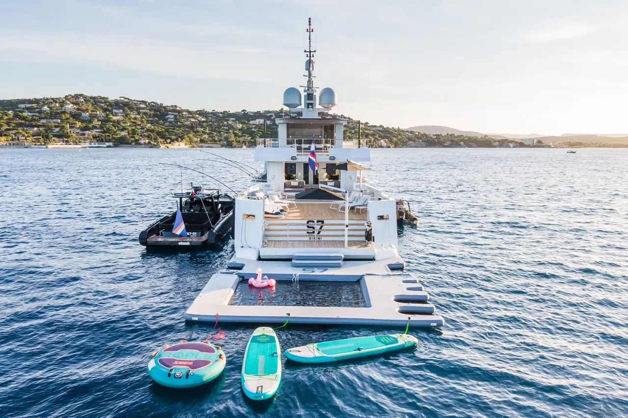 Tansu 40m, exterior — Alquiler De Yates Barcelona, Barcelona. Líneas de explorador pensadas para rutas de varios días