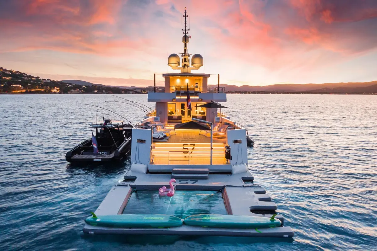 Tansu 40m, cubierta principal — Alquiler De Yates Barcelona, Barcelona. Líneas de explorador pensadas para rutas de varios días