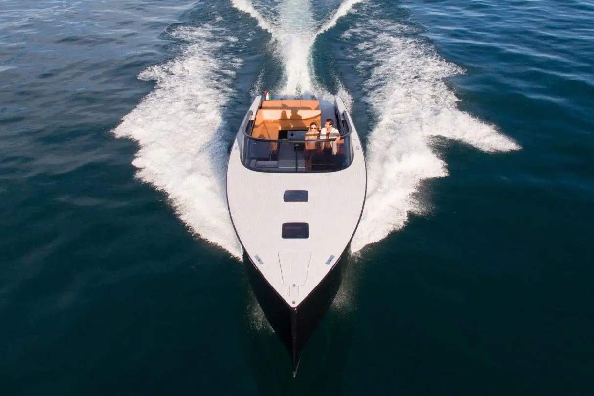 VanDutch 40, cubierta principal — Alquiler De Yates Barcelona, Barcelona. Rumbo rápido a Sitges con estilo minimalista