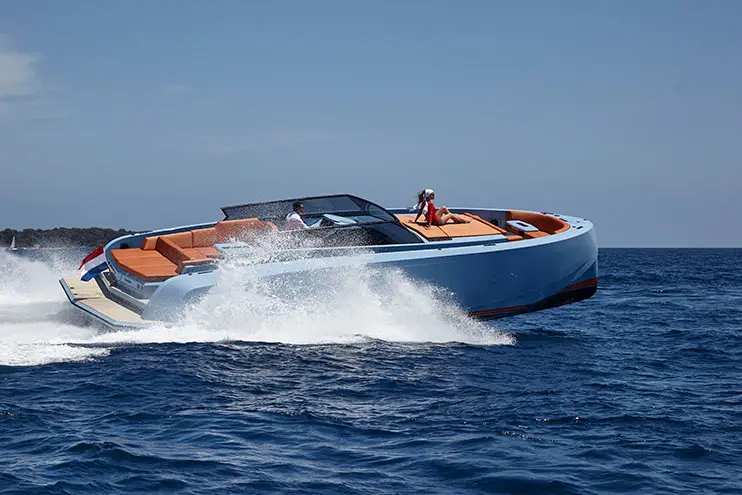 Vanquish VQ60, exterior — Alquiler De Yates Barcelona, Barcelona. Casco de aluminio y ritmo rápido rumbo a Sitges