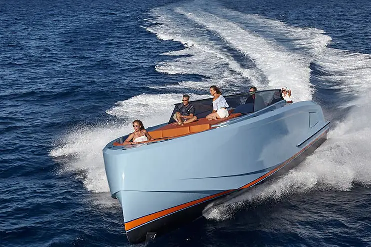Vanquish VQ60, cubierta principal — Alquiler De Yates Barcelona, Barcelona. Casco de aluminio y ritmo rápido rumbo a Sitges