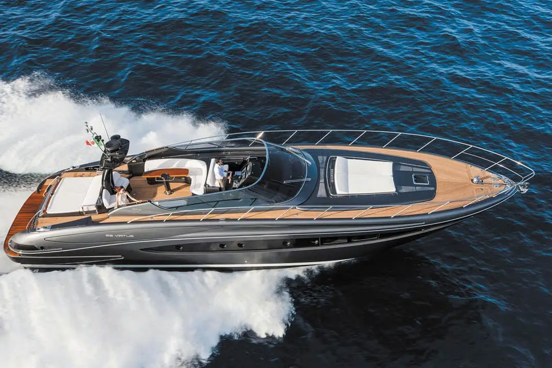 Virtus 63 — Alquiler De Yates Barcelona, Barcelona. Velocidad italiana entre Port Olímpic y Sitges