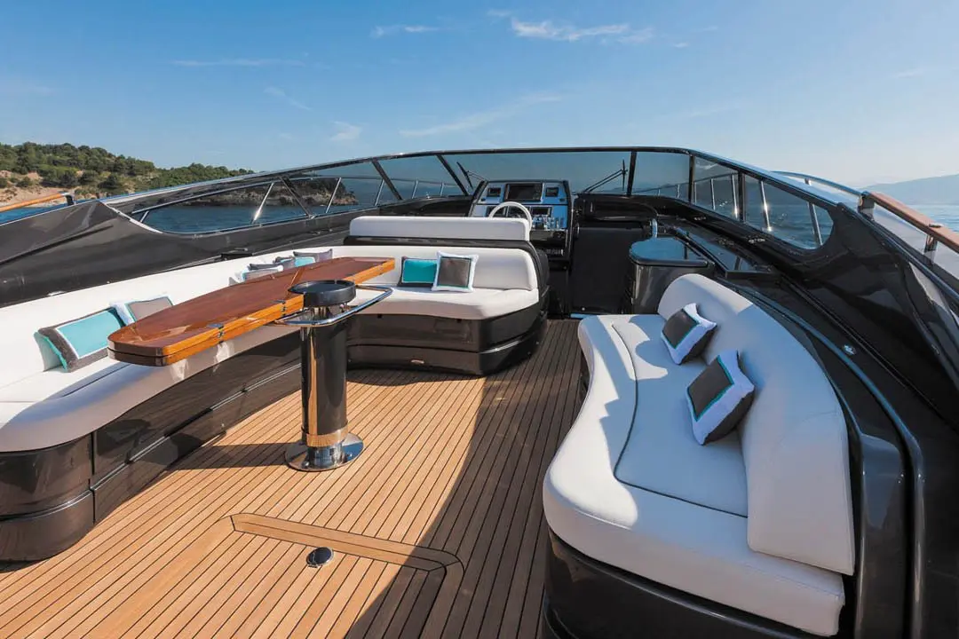 Virtus 63, cubierta de popa — Alquiler De Yates Barcelona, Barcelona. Velocidad italiana entre Port Olímpic y Sitges