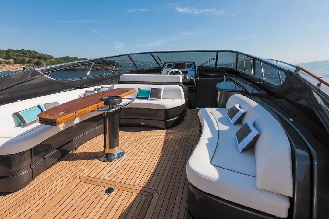 Virtus 63, cubierta de popa — Alquiler De Yates Barcelona, Barcelona. Velocidad italiana entre Port Olímpic y Sitges