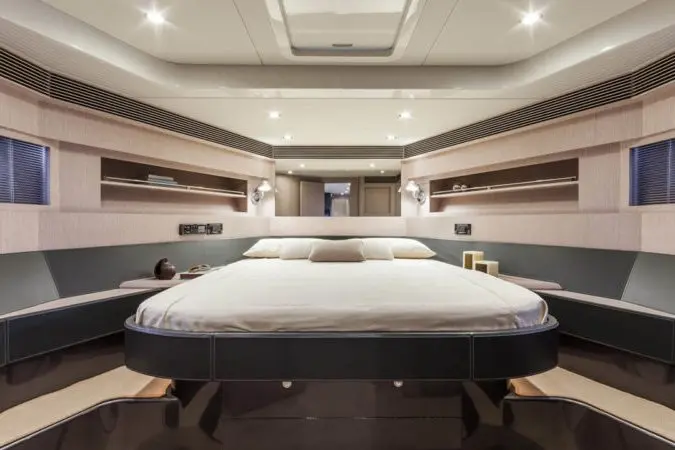 Virtus 63, salón — Alquiler De Yates Barcelona, Barcelona. Velocidad italiana entre Port Olímpic y Sitges