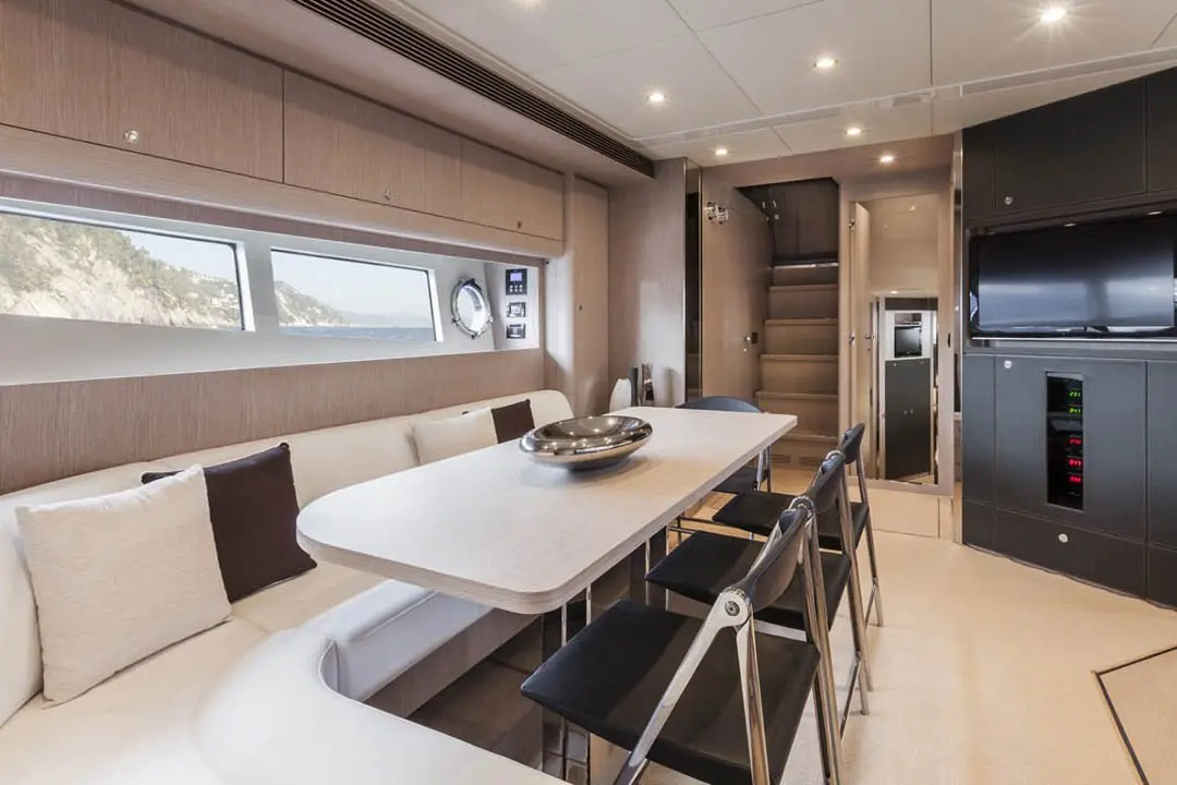 Virtus 63, camarote principal — Alquiler De Yates Barcelona, Barcelona. Velocidad italiana entre Port Olímpic y Sitges